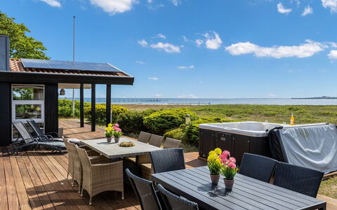 Xaverius - 30M from the Sea: Tetto, Casa, Casa, Villetta, Porta, Raccordo, Deck, Portico, Plank, Latifoglie