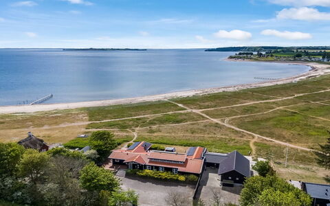 Xaverius - 30M from the Sea: Tetto, Casa, Casa, Villetta, Porta, Raccordo, Deck, Portico, Plank, Latifoglie