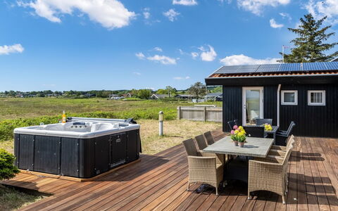 Xaverius - 30M from the Sea: Tetto, Casa, Casa, Villetta, Porta, Raccordo, Deck, Portico, Plank, Latifoglie