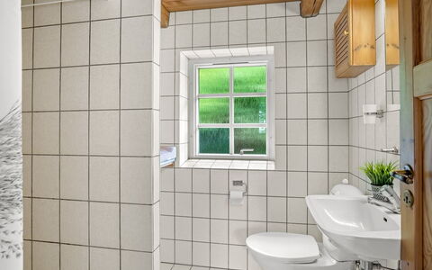 Åsta - 400M to the Fjord: Parete, Idraulico Fixture, Pavimentazione, Bagno, Interior Design, Pavimento, Idraulico, Soffitto, Lavello, Camera