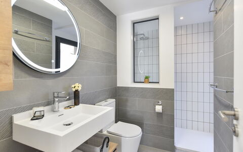 Las Yucas 2: Interior Design, Idraulico Fixture, Pavimentazione, Pavimento, Bagno, Gabinetto, Toilet Seat, Lavello, Mobiletto Del Bagno, Rubinetto