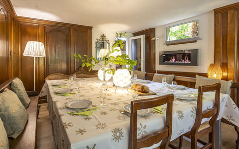 Il Castagneto: Mobilia, Interior Design, Tavolo, Sala Da Pranzo, Sedia, Soffitto, Legna, Camera, Pavimentazione, Lampada