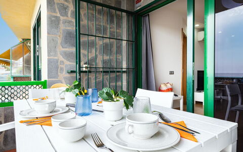 Aquarius 18: Mobili Da Esterno, Casa, Mobilia, Porta, Tavolo Esterno, Sedia, Cucina & Sala Da Pranzo Tavolo, Shade, Balcone, Portico