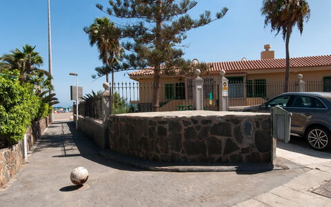 Aquarius 18: Mobili Da Esterno, Casa, Mobilia, Porta, Tavolo Esterno, Sedia, Cucina & Sala Da Pranzo Tavolo, Shade, Balcone, Portico