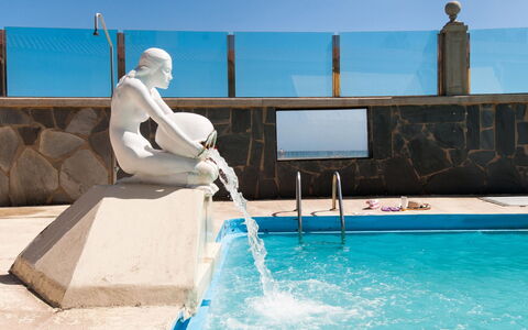 Aquarius 18: Mobili Da Esterno, Casa, Mobilia, Porta, Tavolo Esterno, Sedia, Cucina & Sala Da Pranzo Tavolo, Shade, Balcone, Portico