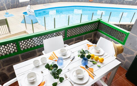 Aquarius 18: Mobili Da Esterno, Casa, Mobilia, Porta, Tavolo Esterno, Sedia, Cucina & Sala Da Pranzo Tavolo, Shade, Balcone, Portico