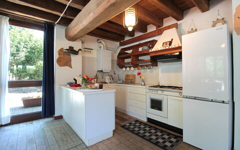 Venice Photobirding, Nature And Culture: Cucina, Mobilia, Interior Design, Pavimentazione, Controsoffitto, Legna, Elettrodomestico Da Cucina, Soffitto, Apparecchio Major, Pavimento