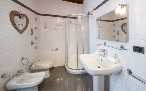 Dafne Suite: Interior Design, Idraulico Fixture, Pavimentazione, Bagno, Pavimento, Rubinetto, Lavello, Idraulico, Camera, Mobilia