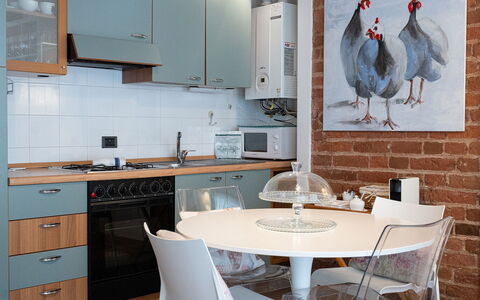 Dafne Suite: Mobilia, Interior Design, Sedia, Pavimentazione, Pavimento, Legna, Lampada, Tavolo, Cucina, Cucina & Sala Da Pranzo Tavolo