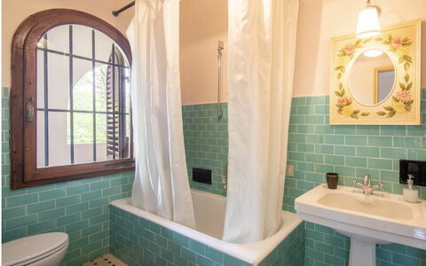 Villa Albertina: Bagno, Parete, Idraulico Fixture, Interior Design, Pavimentazione, Pavimento, Rubinetto, Piastrella, Idraulico, Vasca Da Bagno