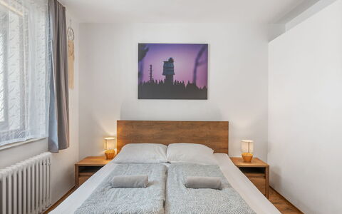 Horalka: Letto, Interior Design, Bedding, Mobilia, Camera Da Letto, Pavimento, Pavimentazione, Lenzuolo, Parete, Camera