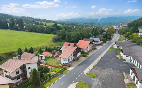 Horalka: Casa, Zona Residenziale, Paesaggio, Strada, Casa, Tetto, Sobborgo, Insediamento Umano, Area Rurale, Visione Globale