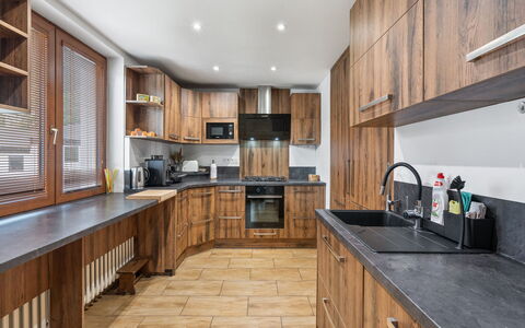 Horalka: Cucina, Cabinetry, Controsoffitto, Legna, Pavimentazione, Interior Design, Mobilia, Credenza, Cassetto, Elettrodomestico Da Cucina