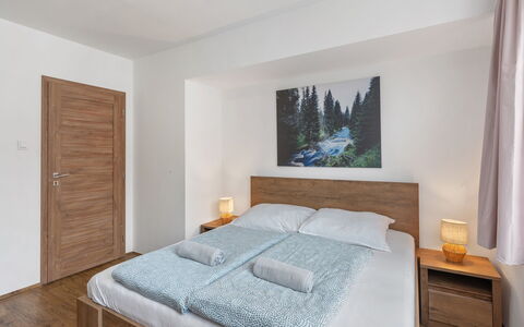 Horalka: Letto, Interior Design, Camera Da Letto, Legna, Pavimentazione, Pavimento, Mobilia, Camera, Pavimento In Legno, Lenzuolo
