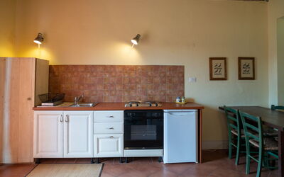 Bomba Vista Lago 7 651.2: Pavimentazione, Parete, Mobilia, Interior Design, Legna, Pavimento, Cucina, Soffitto, Apparecchio Major, Elettrodomestico Da Cucina