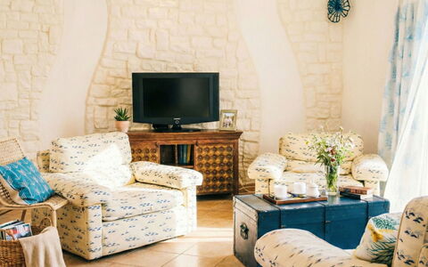 Santa Maria Navarrese 651: Mobilia, Interior Design, Parete, Legna, Pavimentazione, Camera, Divano, Soggiorno, Pavimento, Illuminazione