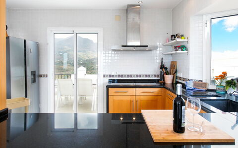 Almijara: Cucina, Controsoffitto, Mobilia, Elettrodomestico Da Cucina, Cabinetry, Pavimentazione, Interior Design, Apparecchio Major, Elettrodomestico, Pavimento