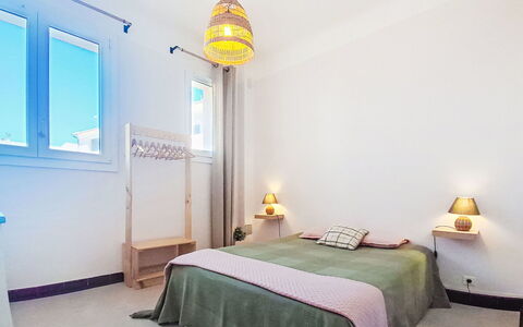Résidence le Mistral: Letto, Interior Design, Camera Da Letto, Mobilia, Bedding, Pavimento, Parete, Lenzuolo, Pavimentazione, Legna