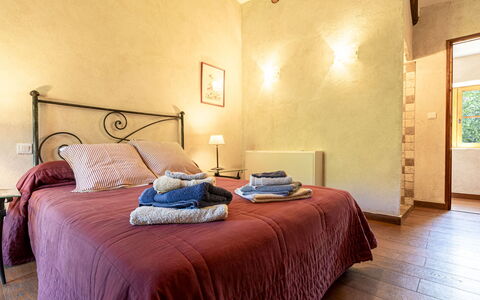 Casa Gabrielle: Parete, Legna, Mobilia, Soffitto, Letto, Interior Design, Camera Da Letto, Pavimentazione, Casa, Lenzuolo