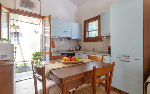 Oleandri: Mobilia, Legna, Pavimentazione, Cucina, Interior Design, Elettrodomestico Da Cucina, Controsoffitto, Pavimento, Apparecchio Major, Cabinetry