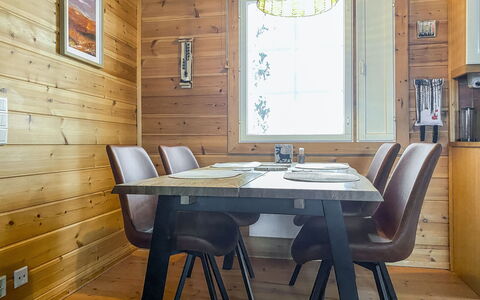 Jerisrannantie 7: Mobilia, Pavimentazione, Interior Design, Legna, Pavimento, Soffitto, Tavolo, Sala Da Pranzo, Lampada, Pavimento In Legno