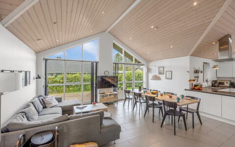 Smilla - 1.1Km from the Sea: Soffitto, Sedia, Latifoglie, Cucina & Sala Da Pranzo Tavolo, Soggiorno, Raccordo, Divano, Edifici Giardino