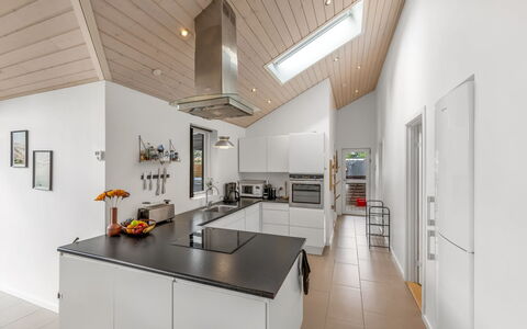 Smilla - 1.1Km from the Sea: Cucina, Soffitto, Interior Design, Controsoffitto, Pavimentazione, Elettrodomestico Da Cucina, Lampada, Pavimento, Cabinetry, Elettrodomestico