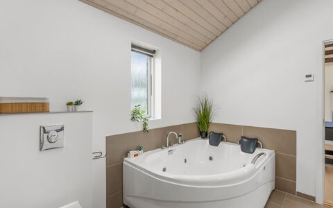 Smilla - 1.1Km from the Sea: Idraulico Fixture, Interior Design, Pavimentazione, Vasca Da Bagno, Bagno, Pavimento, Idraulico, Rubinetto, Soffitto, Lavello