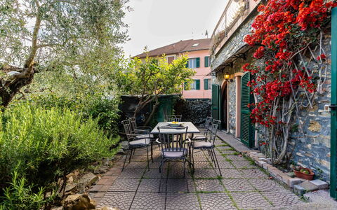 La Bouganville - Rustico con Giardino: Mobilia, Tavolo, Tavolo Esterno, Mobili Da Esterno, Sedia, Giardino, Shade, Vaso Di Fiori, Landscaping, Cucina & Sala Da Pranzo Tavolo