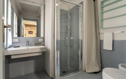 San Cristofano Blu Apartment Santa Croce, Florence: Bagno, Idraulico Fixture, Interior Design, Pavimentazione, Pavimento, Lavello, Lavandino Del Bagno, Rubinetto, Camera, Idraulico