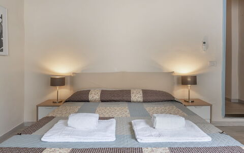 San Cristofano Blu Apartment Santa Croce, Florence: Mobilia, Letto, Interior Design, Camera Da Letto, Pavimento, Pavimentazione, Legna, Bedding, Camera, Soffitto