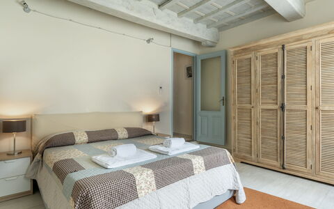 San Cristofano Blu Apartment Santa Croce, Florence: Mobilia, Interior Design, Letto, Camera Da Letto, Pavimento, Pavimentazione, Legna, Soffitto, Camera, Bedding