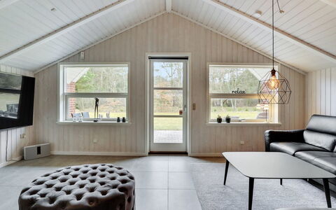 Rietrikki - 2.4Km from the Sea: Interior Design, Mobilia, Soffitto, Legna, Lampada, Pavimentazione, Divano, Soggiorno, Casa, Pavimento