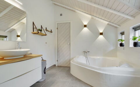 Rietrikki - 2.4Km from the Sea: Idraulico Fixture, Interior Design, Pavimentazione, Soffitto, Bagno, Pavimento, Idraulico, Rubinetto, Vasca Da Bagno, Casa