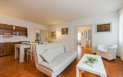 Lido Versilia: Mobilia, Interior Design, Pavimentazione, Divano, Pavimento, Camera, Appartamento, Soggiorno, Tavolo, Casa
