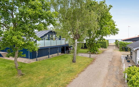 Gabriele - 50M from the Sea: Tetto, Casa, Casa, Villetta, Raccordo, Estate, Driveway, Edifici Giardino, Cortile, Capannone