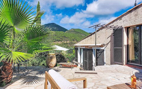 Sainte Honorine: Legna, Giardino, Backyard, Lotto, Casa, Tetto, Shade, Deck, Latifoglie, Cortile