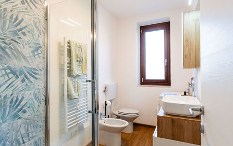 A Tenaia: Pavimentazione, Pavimento, Interior Design, Bagno, Idraulico Fixture, Legna, Gabinetto, Toilet Seat, Lavandino Del Bagno, Lavello