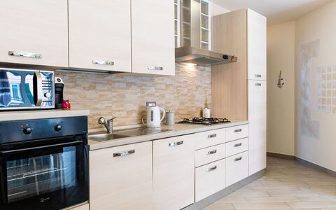 La Dimora del Pontile: Cucina, Cabinetry, Controsoffitto, Elettrodomestico Da Cucina, Apparecchio Major, Legna, Mobilia, Interior Design, Pavimentazione, Credenza
