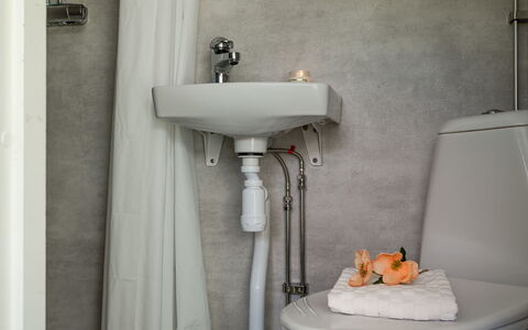 Hölick Minichalet 2: Idraulico Fixture, Bagno, Interior Design, Idraulico, Pavimento, Pavimentazione, Gabinetto, Toilet Seat, Lavandino Del Bagno, Rubinetto