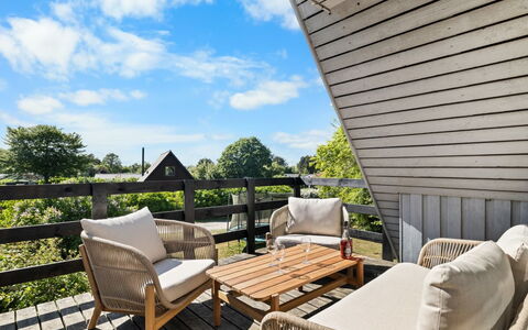 Sunna - 1Km from the Sea: Tetto, Casa, Lotto, Casa, Villetta, Estate, Edifici Giardino, Shade, Log Cabin, Landscaping