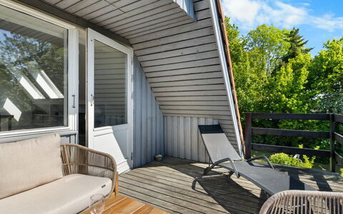 Sunna - 1Km from the Sea: Tetto, Casa, Lotto, Casa, Villetta, Estate, Edifici Giardino, Shade, Log Cabin, Landscaping
