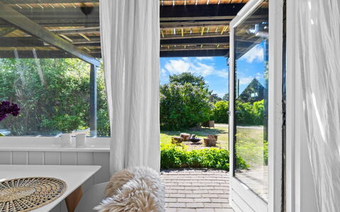 Sunna - 1Km from the Sea: Tetto, Casa, Lotto, Casa, Villetta, Estate, Edifici Giardino, Shade, Log Cabin, Landscaping