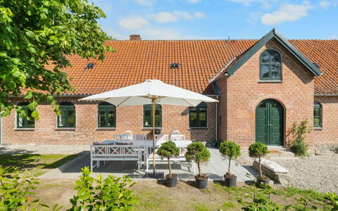 Brun - 1.5Km from the Sea: Tetto, Casa, Casa, Villetta, Porta, Raccordo, Deck, Portico, Plank, Latifoglie