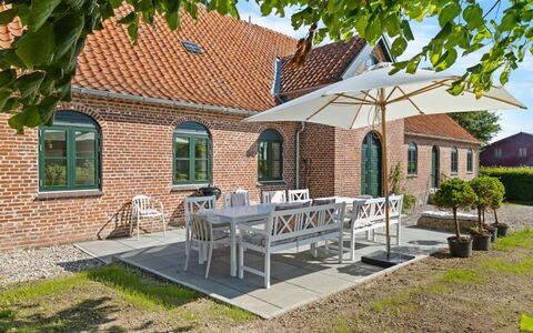 Brun - 1.5Km from the Sea: Tetto, Casa, Casa, Villetta, Porta, Raccordo, Deck, Portico, Plank, Latifoglie