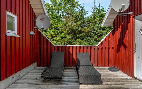Hans - 1.2Km from the Sea: Legna, Casa, Portico, Deck, Latifoglie, Tetto, Color Legno, Pavimento In Legno, Eco Hotel