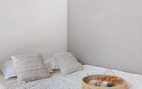 Daphné: Mobilia, Pavimentazione, Interior Design, Legna, Cucina & Sala Da Pranzo Tavolo, Pavimento, Sedia, Tavolo, Sala Da Pranzo, Soffitto