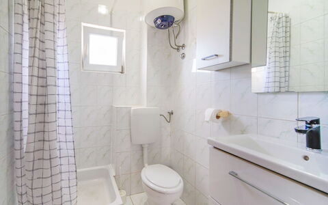 Rab Lopar 200: Toilet Seat, Bagno, Gabinetto, Idraulico Fixture, Parete, Pavimentazione, Pavimento, Lavandino Del Bagno, Interior Design, Lavello