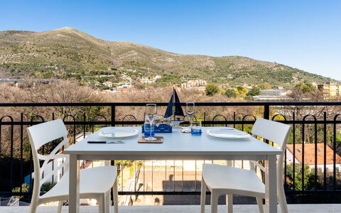 Tra le Onde: Mobilia, Sedia, Tavolo, Mobili Da Esterno, Cucina & Sala Da Pranzo Tavolo, Tavolo Esterno, Ristorante, Sala Da Pranzo, Shade, Tavolino Da Caffè