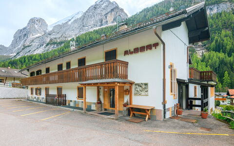 Albert: Mobilia, Pavimentazione, Interior Design, Legna, Cucina & Sala Da Pranzo Tavolo, Pavimento, Sedia, Tavolo, Sala Da Pranzo, Soffitto